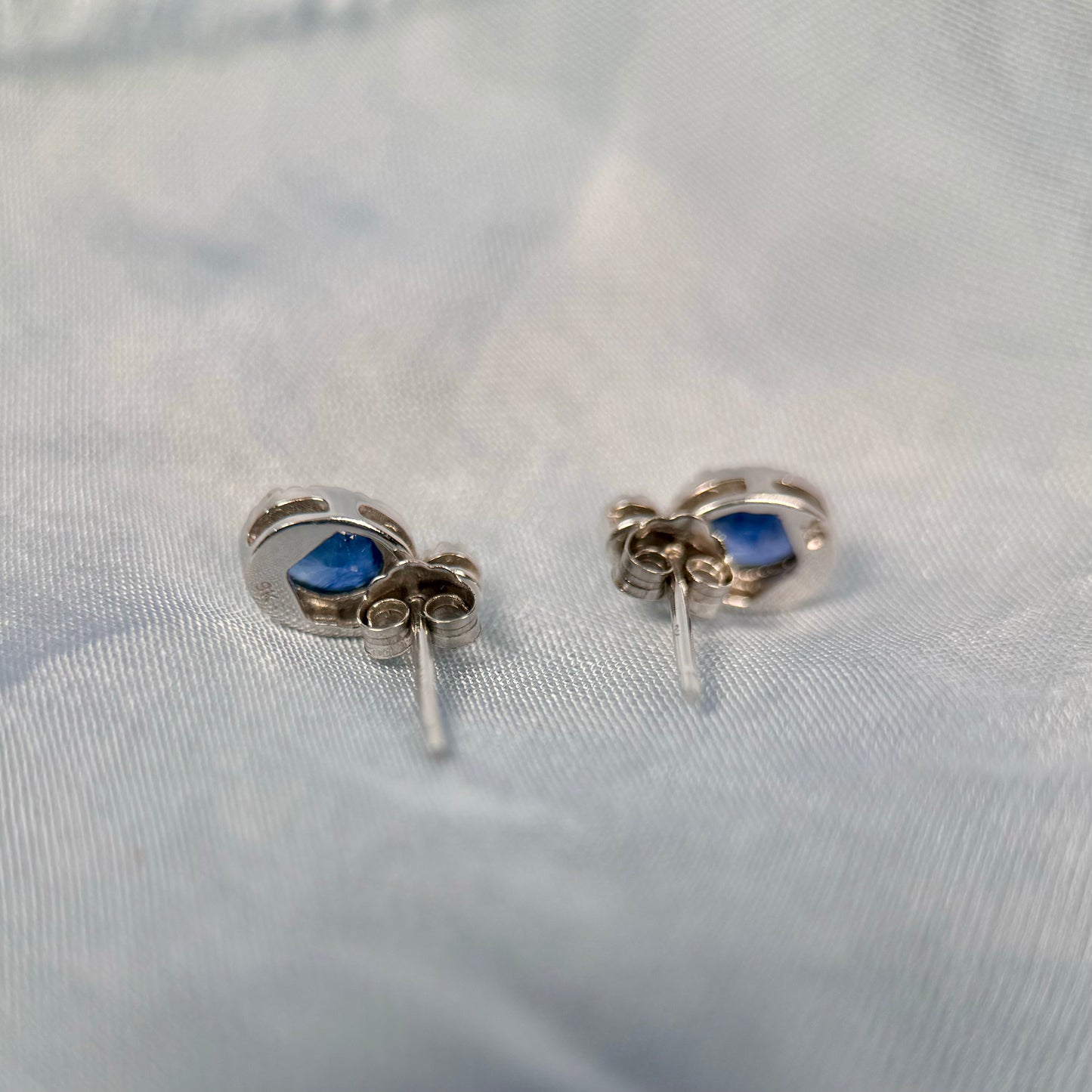 9 Carat White Gold Sapphire Stud Earrings