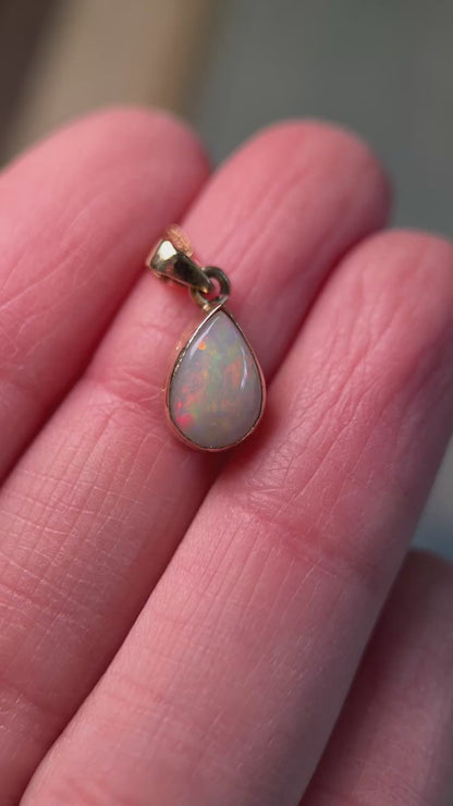 9ct Gold Opal Pendant Necklace