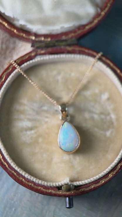 9ct Gold Opal Pendant Necklace